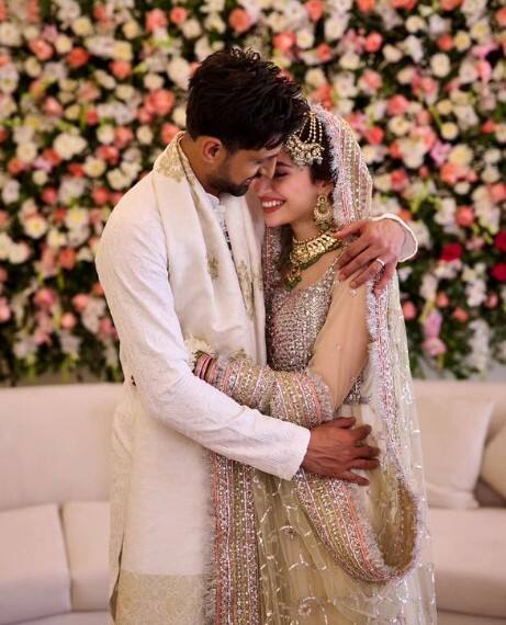 ਸਨਾ ਜਾਵੇਦ ਅਤੇ ਸ਼ੋਏਬ ਮਲਿਕ ਦੇ ਵਿਆਹ ਦੀਆਂ ਤਸਵੀਰਾਂ ਸੋਸ਼ਲ ਮੀਡੀਆ 'ਤੇ ਜੰਗਲ ਦੀ ਅੱਗ ਵਾਂਗ ਫੈਲ ਗਈਆਂ। ਇਹ ਖਬਰ ਪਾਕਿਸਤਾਨ ਵਿੱਚ ਹੀ ਨਹੀਂ ਬਲਕਿ ਭਾਰਤ ਵਿੱਚ ਵੀ ਵਾਇਰਲ ਹੋ ਰਹੀ ਹੈ ਕਿਉਂਕਿ ਸ਼ੋਏਬ ਮਲਿਕ ਭਾਰਤੀ ਟੈਨਿਸ ਸਟਾਰ ਸਾਨੀਆ ਮਿਰਜ਼ਾ ਦੇ ਪਤੀ ਸਨ। ਹੁਣ ਸਨਾ ਦੇ ਪਹਿਲੇ ਵਿਆਹ ਦੀਆਂ ਤਸਵੀਰਾਂ ਵੀ ਵਾਇਰਲ ਹੋ ਰਹੀਆਂ ਹਨ।