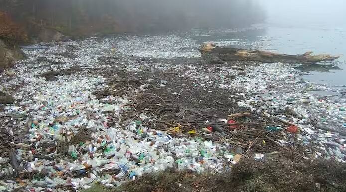 આ મામલે મલેશિયા ત્રીજા નંબર પર છે. ચીન ચોથા નંબર પર છે. જ્યારે ઇન્ડોનેશિયા પાંચમા સ્થાને છે, જે દર વર્ષે 56,333 મેટ્રિક ટન પ્લાસ્ટિક કચરો દરિયામાં ફેંકે છે.