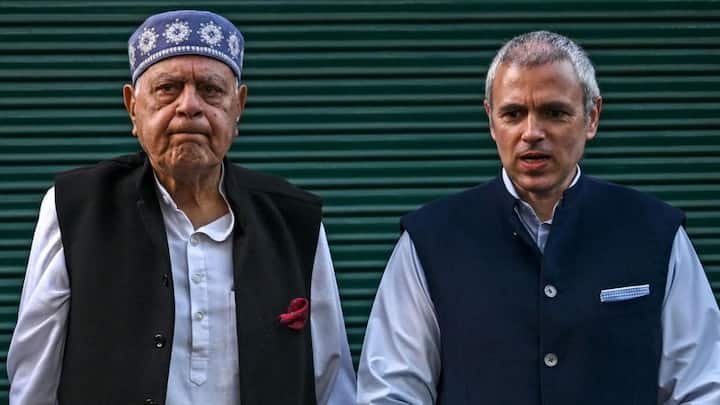 उमर और फारूक अब्दुल्ला ऐसे समय पर उमरा करने के लिए गए हैं, जब देश में कुछ महीनों के भीतर लोकसभा चुनाव होने वाले हैं. ऐसे में जम्मू-कश्मीर में भी वोटिंग होनी है.