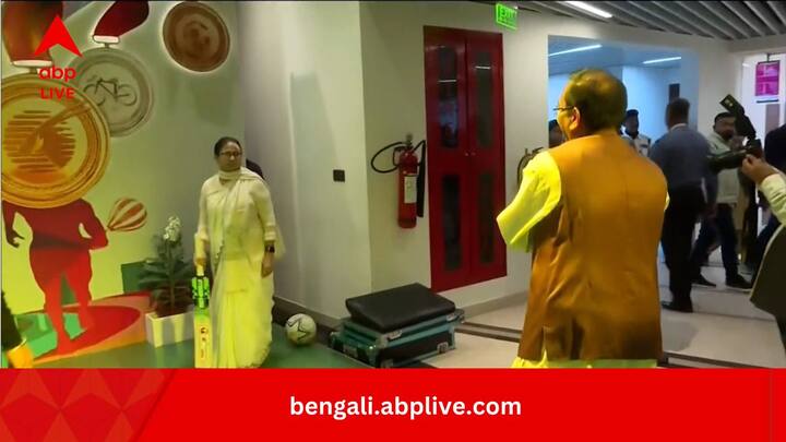 রাজ্যের ক্রীড়াবিদদের 'খেলাশ্রী' প্রকল্পে পুরস্কার প্রদান অনুষ্ঠানের আগে নিজেই ক্রিকেট খেললেন মুখ্যমন্ত্রী। বল করলেন মন্ত্রী অরূপ বিশ্বাস, ব্যাট হাতে মুখ্যমন্ত্রী মমতা বন্দ্য়োপাধ্যায়।