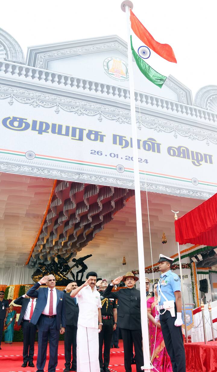 தமிழ்நாடு ஆளுநர் ஆர்.என்.ரவி இன்று, சென்னை, காமராசர் சாலையில் நடைப்பெற்ற குடியரசு தின விழாவில் முதலமைச்சர் ஸ்டாலின் முன்னிலையில் தேசியக் கொடியினை ஏற்றி வைத்து மரியாதை செலுத்தினார்.