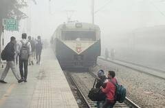 Fog Pass Device: घने कोहरे में भी कैसे रफ्तार पकड़ लेती है ट्रेन, नहीं होता हादसे का डर