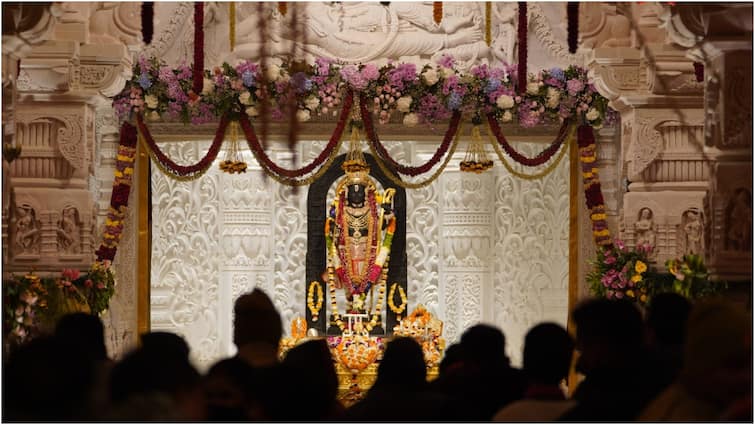 Shri Ram Janmbhoomi Teerth Kshetra issued schedule of ramlala darshan in ayodhya Ayodhya: अयोध्या में भक्तों की उमड़ रही भीड़, रामलला के दर्शन और आरती का समय जारी, पढ़ें टाइमिंग