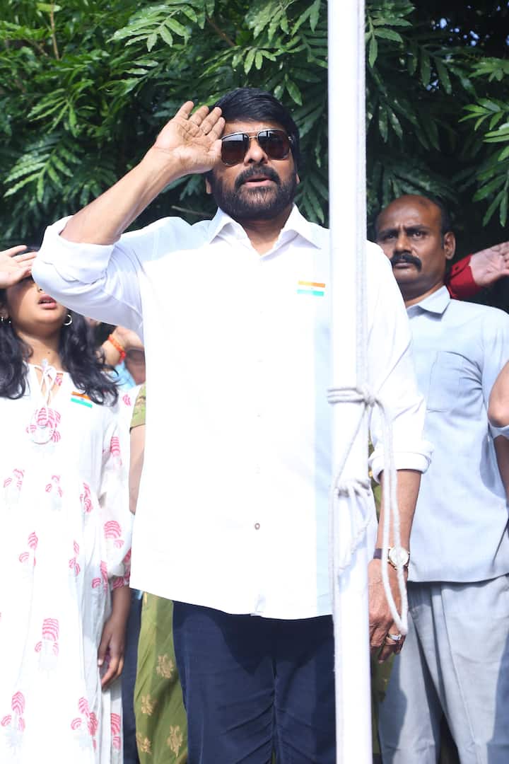 రిపబ్లిక్ డే మెగా ఫ్యామిలీకి మరింత మెమరబుల్ అని చెప్పాలి. అభిమానులకు అన్నయ్య, మెగాస్టార్ చిరంజీవికి పద్మ విభూషణ్ రావడంతో మెగా కుటుంబ సభ్యులు, అభిమానులు సంబరాలు చేసుకున్నారు. మరి, దేశంలో రెండో అత్యున్నత పురస్కారం అందుకున్న తర్వాత చిరంజీవి అటెండ్ అయిన ఫస్ట్ పబ్లిక్ మీటింగ్ ఏదో తెలుసా? అయితే... కింద ఫోటో చూడండి.