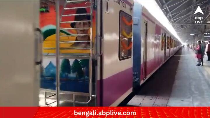 সাল শুরুর প্রথম দিনেও রেলের তরফে উপহার পেয়েছিলেন এ রাজ্যের মানুষ। ওই দিন ভার্চুয়াল মাধ্যমে দক্ষিণ দিনাজপুর জেলার বালুরঘাট স্টেশনে বালুরঘাট-শিয়ালদা নতুন ট্রেনের উদ্বোধন করেন রেলমন্ত্রী অশ্বিনী বৈষ্ণব।