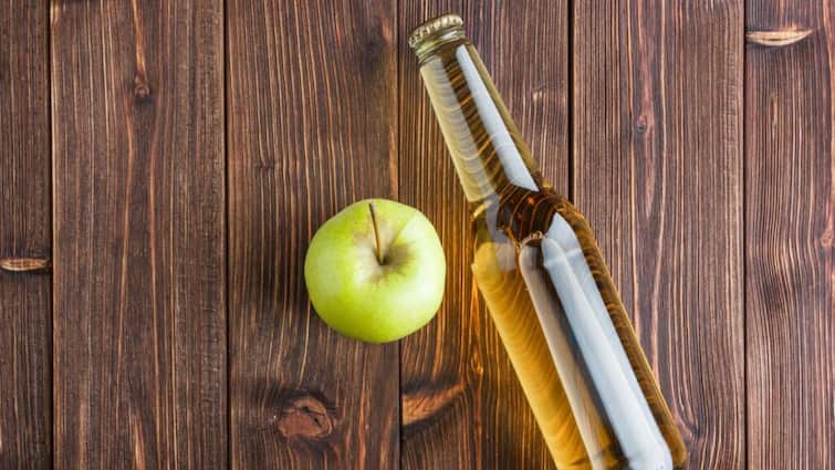 Apple cider vinegar The right way and time to drink it क्या आप भी खाली पेट पीते हैं एप्पल साइडर विनेगर?  जानें इसके पीने का सही समय और तरीका