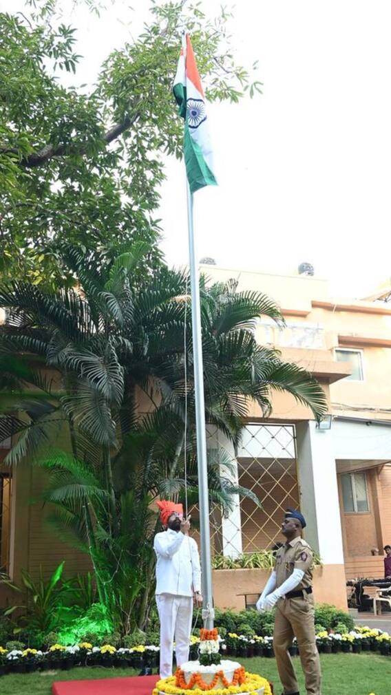 मुख्यमंत्री यांच्या 'वर्षा' निवासस्थानी ध्वजारोहण!