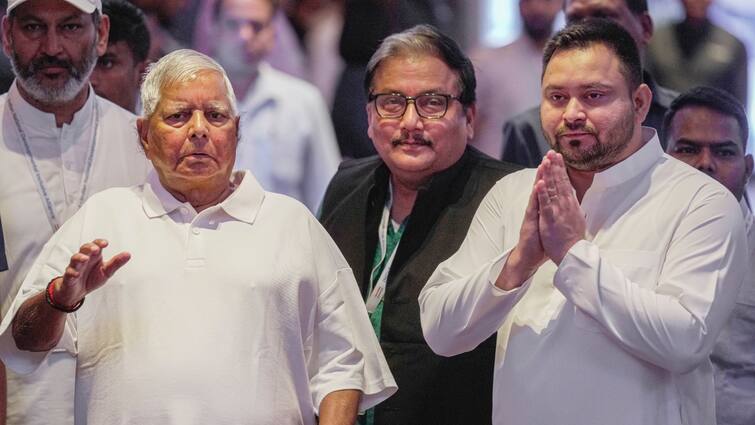 Bihar Politics Lalu Prasad Yadav looking for making Tejashwi Yadav Chief Minister nitish kumar तेजस्वी यादव को सीएम बनाने के लिए लालू का गेम प्लान! ओवैसी और मांझी की पड़ रही जरूरत, जानें समीकरण