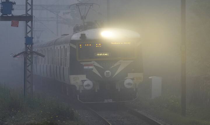 फॉग पास एक जीपीएस बेस्ड डिवाइस है, जिसका काम लोको पायलट को नेविगेट करना है. ये डिवाइस तमाम तरह की जानकारी चालक को देता है, जिससे ट्रेन की रफ्तार पर असर नहीं पड़ता.