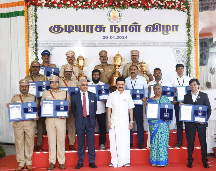 சென்னை, காமராசர் சாலையில் நடைப்பெற்ற குடியரசு நாள் விழாவில், வீரதீரச் செயலுக்கான அண்ணா பதக்கங்கள், காந்தியடிகள் காவலர் பதக்கம், கோட்டை அமீர் மத நல்லிணக்கப் பதக்கம், டாக்டர் நாரயணசாமி நாயுடு வேளாண்மை விருது. முதலமைச்சரின் சிறப்பு விருது, சிறந்த காவல் நிலையத்திற்கான முதலமைச்சரின் கோப்பைகள் ஆகிய பதக்கங்களையும் கோப்பைகளையும் பெற்றவர்கள் தமிழ்நாடு முதலமைச்சர் மு.க.ஸ்டாலினுடன் குழு புகைப்படம் எடுத்துக்கொண்டனர்.