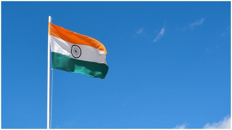 Republic Day 2024 Flag Disposal Rules how to dispose indian flag after rejection know rules before 26 January गणतंत्र दिवस पर तिरंगा ले आए हैं घर तो जान लें ये बात, एक गलती पहुंचा सकती है जेल