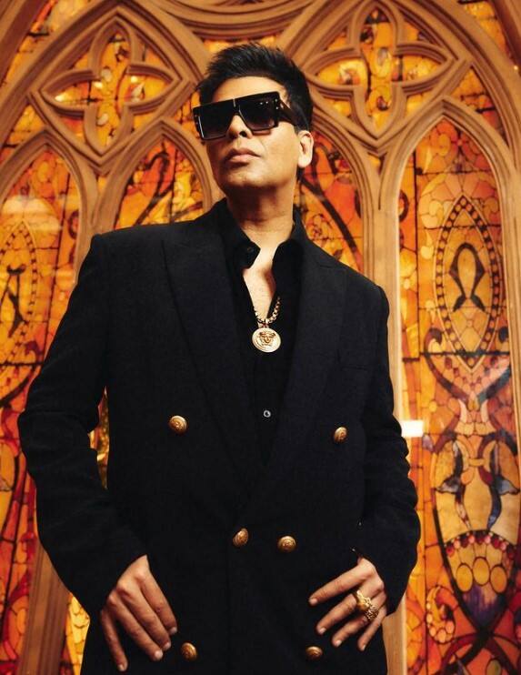 वहीं 'कॉफी विद कर' को होस्ट करने के लिए करण जौहर भी मेकर्स से तगड़ी फिस लेते हैं. एक एपिसोड के लिए उन्हें 2 कोरड़ रुपये मिलते हैं.