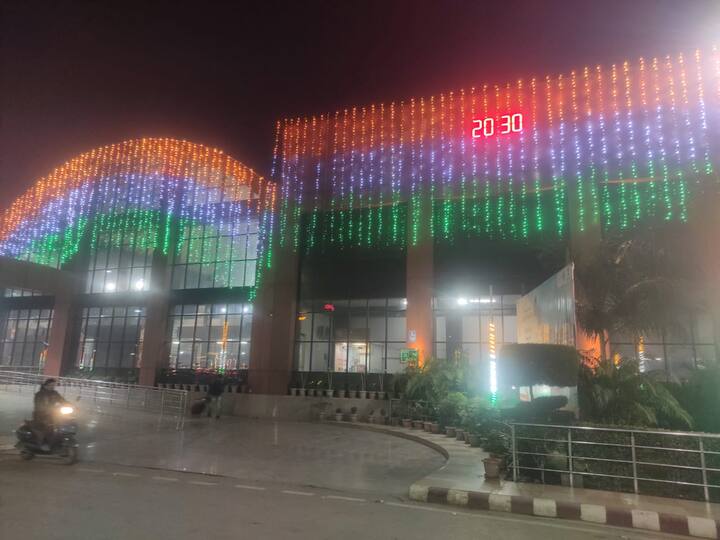 75वें गणतंत्र दिवस के मौके पर देशभर में जश्न का माहौल है. गणतंत्र दिवस भारत के महत्वपूर्ण राष्ट्रीय समारोहों में से एक है.