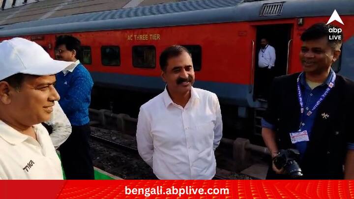 আর্জি, তাঁরা যেন ট্রেনকে পরিষ্কার পরিচ্ছন্ন রাখেন। কারণ এটা জাতীয় সম্পদ। ডিআরএম আরও জানান, ধীরে ধীরে অন্যান্য লোকাল ট্রেনের কামরাগুলিরও পরিবর্তন করা হবে।