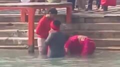 चमत्कार की आस! मरे हुए बच्चे को लगवाई गंगा में डुबकी, हत्यारा समझकर लोगों ने मां-बाप को पीटा
