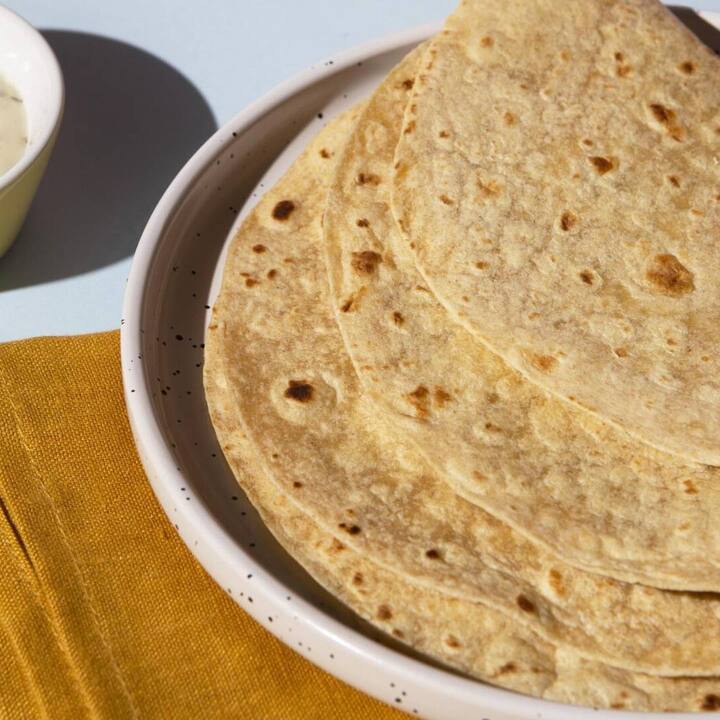 ਬੇਹੀ ਰੋਟੀ ਵਿਚ ਬਹੁਤ ਸਾਰੇ ਪ੍ਰੀਬਾਇਓਟਿਕਸ ਬਣ ਜਾਂਦੇ ਹਨ ਜੋ ਸਰੀਰ ਦੀ ਰੋਗ ਪ੍ਰਤੀਰੋਧਕ ਸਮਰੱਥਾ ਲਈ ਚੰਗੇ ਹੁੰਦੇ ਹਨ |ਇਸਨੂੰ ਖਾਣ ਨਾਲ ਸਰੀਰ ਨੂੰ ਬਿਮਾਰੀਆਂ ਨਾਲ ਲੜਨ ਦੀ ਤਾਕਤ ਮਿਲਦੀ ਹੈ | ਪੇਟ ਦੀਆਂ ਸਮੱਸਿਆਵਾਂ ਵਿੱਚ ਵੀ ਬੇਹੀ ਰੋਟੀ ਬਹੁਤ ਪ੍ਰਭਾਵਸ਼ਾਲੀ ਹੈ ਅਤੇ ਇਸ ਦੇ ਸੇਵਨ ਨਾਲ ਸਰੀਰ ਵਿੱਚ ਚੰਗੇ ਬੈਕਟੀਰੀਆ ਵੀ ਪੈਦਾ ਹੁੰਦੇ ਹਨ।