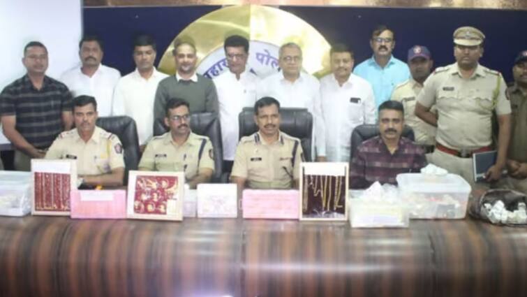 Nashik Crime Police arrest inter state gang for robbery on Mumbai-Agra highway Maharashtra Marathi News Nashik Crime News : महामार्गावर तीन कोटींचा सशस्त्र दरोडा, आंतरराज्य टोळी जेरबंद; संशयितांमध्ये माजी सैनिकांचा समावेश
