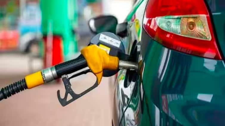 Diesel in Petrol Cars: डीजल की जगह केरोसिन से क्यों नहीं चलती कारें? गाड़ी में गलती से पड़ जाए गलत ईंधन तो क्या होगा? What would happen when petrol or kerosene put in a diesel car Diesel in Petrol Cars: डीजल की जगह केरोसिन से क्यों नहीं चलती कारें? गाड़ी में गलती से पड़ जाए गलत ईंधन तो क्या होगा?