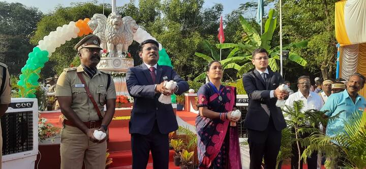 திருவண்ணாமலை மாவட்ட ஆட்சியர் பெருந்திடல் வளாகத்தில் உள்ள ஆயுதப்படை மைதானத்தின் மாவட்ட ஆட்சியர் முருகேஷ் 75 வது ஆண்டு குடியரசு தினவிழாவில் தேசியக்கொடியை ஏற்றி வைத்து மரியாதை.மேலும் சமாதான புறாவை பறக்கவிட்டார்