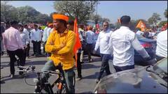 Maratha reservation protest : मराठ्यांचा सीएसएमटीसमोर चक्काजाम, आंदोलक रस्त्यावर बसले.