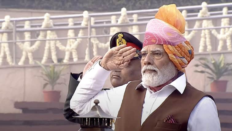 PM Modi Wears Bandhni Print Turban On Republic Day 2024 National War Memorial Kartavya Path