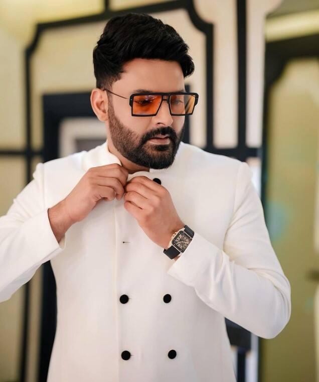 टीवी के मशहूर कॉमेडियन कपिल शर्मा भी इस मामले में आगे हैं. बॉलीवुड लाइव के अनुसार, वे अपने पॉपुलर कॉमेडी शो को होस्ट करने के लिए 50 लाख रुपये की मोटी रकम लेते हैं.