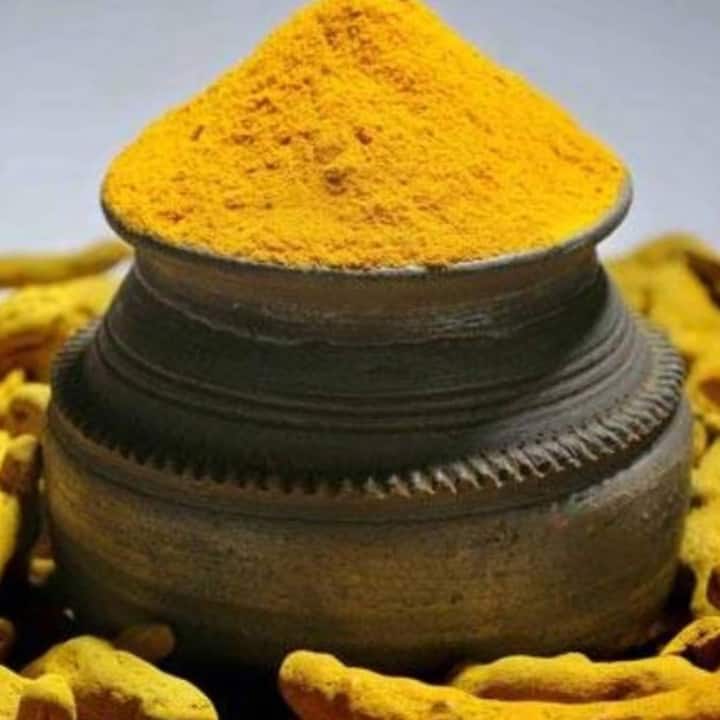 ਕਰਕਿਊਮਿਨ ਵਿੱਚ ਕੈਂਸਰ ਵਿਰੋਧੀ ਗੁਣ ਹੁੰਦੇ ਹਨ। ਇਹ ਕੈਂਸਰ ਸੈੱਲਾਂ ਦੇ ਵਾਧੇ ਅਤੇ ਫੈਲਣ ਨੂੰ ਰੋਕਣ ਵਿੱਚ ਮਦਦ ਕਰ ਸਕਦਾ ਹੈ।