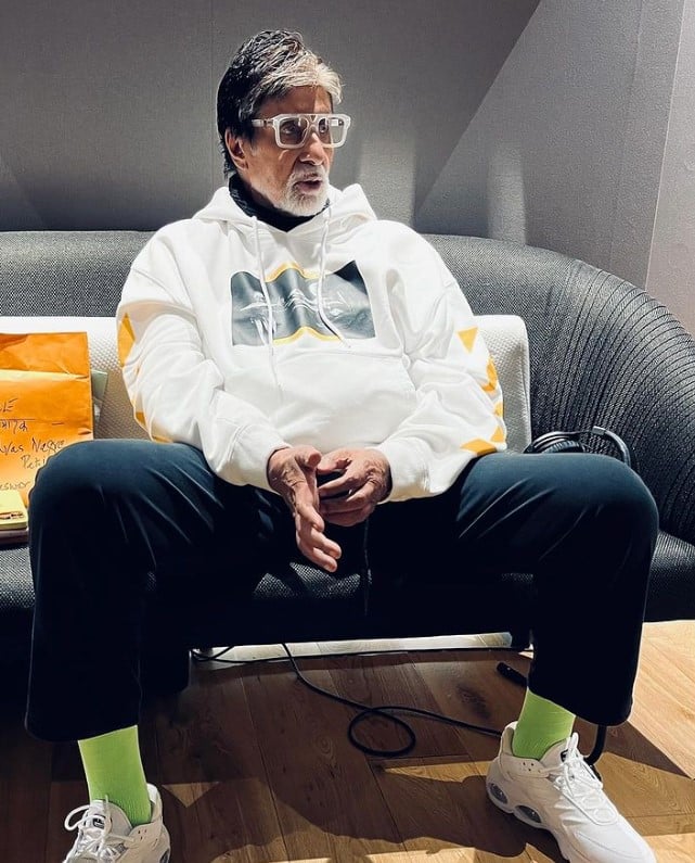 सालों से केबीसी को होस्ट करते आ रहे सदी के महानायक अमिताभ बच्चन भी काफी महंगे होस्ट हैं. अमर उजाला की एक रिपोर्ट के मुताबिक, एक एपिसोड के लिए बिग बी ग 7.5 करोड़ रुपये चार्ज करते हैं.