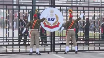 Retreat ceremony at Attari-Wahga border in Amritsar, Indian Army showed bravery to Pakistan Army Republic Day 2024: ਅੰਮ੍ਰਿਤਸਰ 'ਚ ਅਟਾਰੀ-ਵਾਹਗਾ ਬਾਰਡਰ ‘ਤੇ ਰਿਟਰੀਟ ਸੈਰੇਮਨੀ, ਭਾਰਤੀ ਫੌਜ ਨੇ ਪਾਕਿ ਫੌਜ ਨੂੰ ਦਿਖਾਈ ਬਹਾਦਰੀ, ਦੇਖੋ ਵੀਡੀਓ