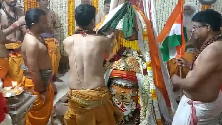 75th Republic Day Madhya Pradesh Baba Mahakal Shivalinga decorated with tricolor in Ujjain Republic Day 2024: 75वें गणतंत्र दिवस पर तिरंगे से सजा बाबा महाकाल का शिवलिंग, राजाधिराज ने दिए अद्भुत दर्शन