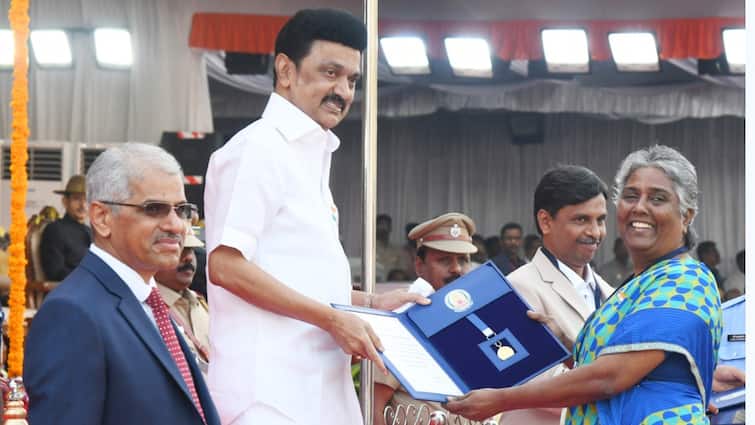 Republic Day Tamil Nadu CM Stalin Honours Alt News' Mohammed Zubair, Banker Aayi Ammal Who Donated Land For Govt School CM Stalin Honours Alt News' Mohammed Zubair, Banker Who Donated Land For Govt School On R-Day