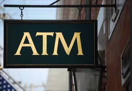 ATM ਤੋਂ ਨਕਦੀ ਕਢਵਾਉਣ ਵੇਲੇ ਕਈ ਸਾਵਧਾਨੀਆਂ ਰੱਖਣੀਆਂ ਪੈਂਦੀਆਂ ਹਨ, ਇਸ ਗੱਲ ਦਾ ਧਿਆਨ ਰੱਖਣਾ ਪੈਂਦਾ ਹੈ ਕਿ ਕੋਈ ਹੋਰ ਤੁਹਾਡਾ ਪਾਸਵਰਡ ਨਾ ਦੇਖ ਸਕੇ।