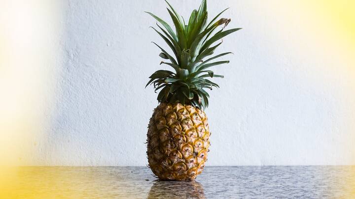 पाइनएप्पल एक बेहद ही स्वादिष्ट और पौष्टिक फल है. ये पूरे देश में पसंद किया जाता है. देश में इसकी बड़ी डिमांड है. जिस कारण इसकी खेती करना भी आपके लिए फायदे का सौदा हो सकता है. आज हम आपको बताएंगे कि कैसे आप इसकी खेती कर बढ़िया मुनाफा प्राप्त कर सकते हैं.