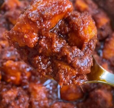 தேவையான பொருட்கள் : மசாலா தூள் அரைக்க : பட்டை - 2 துண்டு, ஏலக்காய் - 5, கிராம்பு - சிறிதளவு, தனியா - 4 மேசைக்கரண்டி, சீரகம் - 2 தேக்கரண்டி, கடுகு - 1 தேக்கரண்டி, வெந்தயம் - 1 தேக்கரண்டி. சிக்கன் ஊறுகாய் செய்ய : எலும்பில்லாத சிக்கன் - 1/2 கிலோ, அரைத்த மசாலா தூள், மஞ்சள் தூள், உப்பு - 1 தேக்கரண்டி, இஞ்சி பூண்டு விழுது - 4 தேக்கரண்டி, நல்லெண்ணெய் - 1 கப், மிளகாய் தூள் - 1/2 கப், உப்பு - 2 மேசைக்கரண்டி, எலுமிச்சைபழச்சாறு - 1 பழத்தின் சாறு.