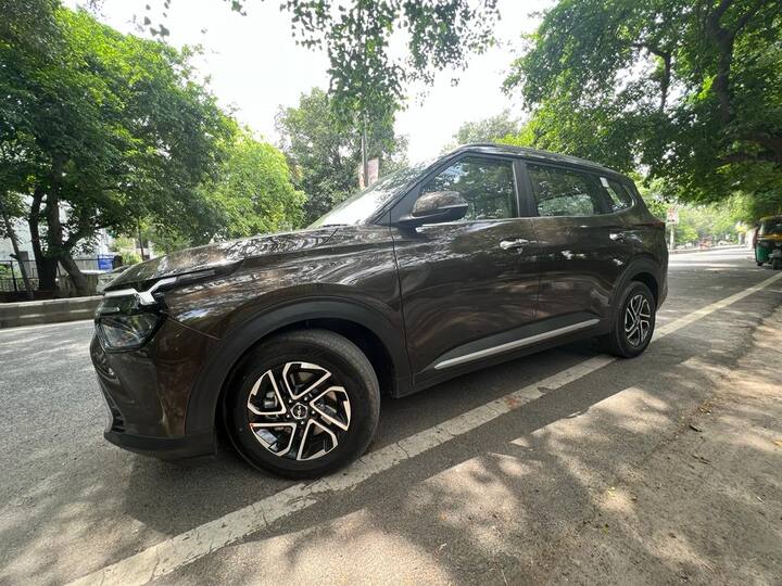 तीसरी कार किआ कैरेंस है, जो घरेलू बाजार में काफी ज्यादा पसंद की जा रही है. इसकी कीमत 10.84 लाख रुपये से 19.13 लाख रुपये एक्स-शोरूम की कीमत पर मौजूद है.
