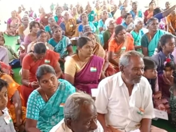 Gram Sabha Meeting: கிராம சபை கூட்டத்தில் தூய்மை பணியாளர்களின் சேவையை பாராட்டி கெளரவித்த கரூர் ஆட்சியர்