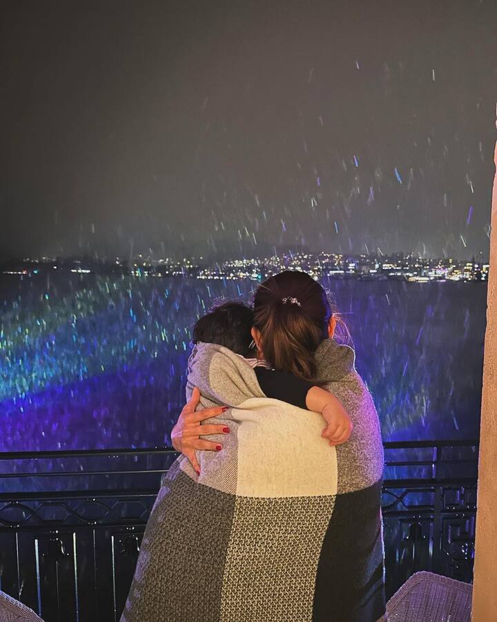 काजल अग्रवाल इन दिनों बिजी शेड्यूल से वक्त निकालकर फैमिली संग विंटर वेकेशन के मजे ले रही हैं. जिसकी तस्वीरें उन्होंने अपने इंस्टाग्राम अकाउंट पर शेयर की हैं.