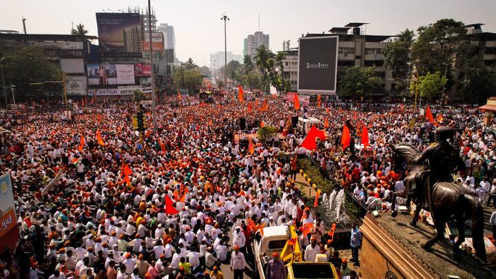 आज सकाळी सीएसएमटीवर सुद्धा आंदोलकांनी मोठी गर्दी केली होती.