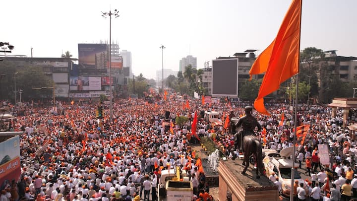 आझाद मैदानातही व्यासपीठासह मोठी तयारी करण्यात आली आहे.