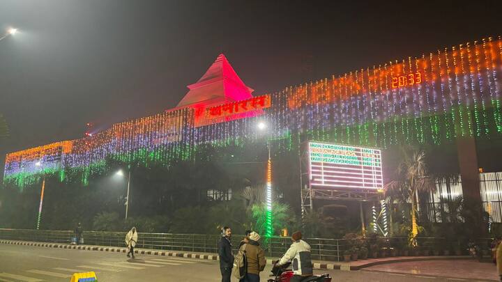 देश की सांस्कृतिक राजधानी काशी को आकर्षक लाइटों से सजाया गया है. गणतंत्र दिवस के समारोह में सांस्कृतिक कार्यक्रमों की प्रस्तुति भी हो रही है.