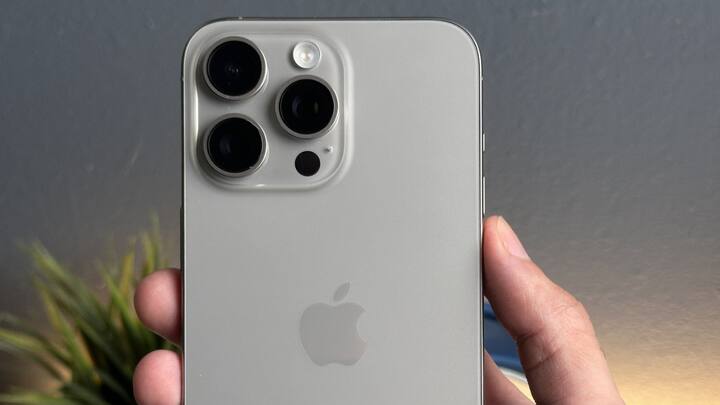 iPhone 15 Pro Max को आप ब्लू टाइटेनियम, वाइट, ब्लैक और नेचुरल टाइटेनियम में आर्डर कर सकते हैं. कई ई-कॉमर्स वेबसाइट पर अब ये मॉडल लॉन्च प्राइस से सस्ते में भी दिया जा रहा है.