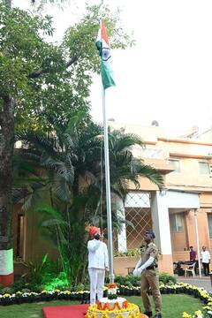 Republic Day 2024 : वर्षा निवासस्थानी मुख्यमंत्री एकनाथ शिंदे यांच्या हस्ते ध्वजवंदन पार पडलं!