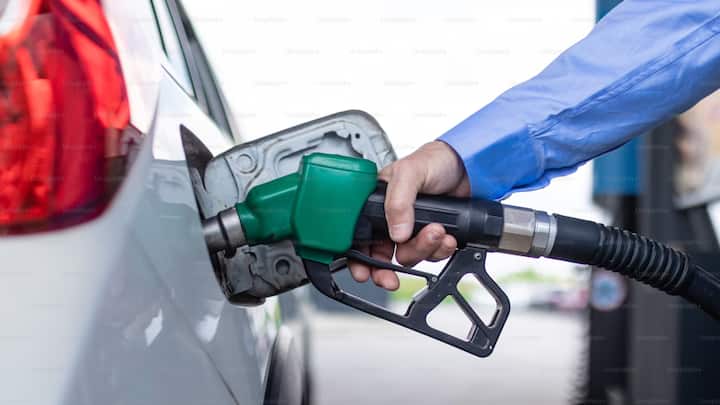 Auto news what would happen when petrol put in a diesel car go mechanic Petrol in Diesel Car :  पेट्रोल गाडीत डिझेल अन् डिझेल गाडीत पेट्रोल भरलं तर...; 'गो मेकॅनिक' काय सांगतात?