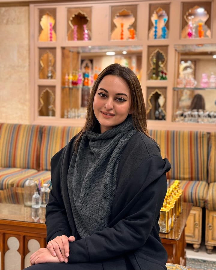 काकुड़ा – ये एक हॉरर कॉमेडी फिल्म है. जिसमें पहली बार सोनाक्षी सिन्हा एक्टर रितेश देशमुख के साथ स्क्रीन शेयर करेंगी. फिल्म साल 2024 में ही रिलीज होगी.