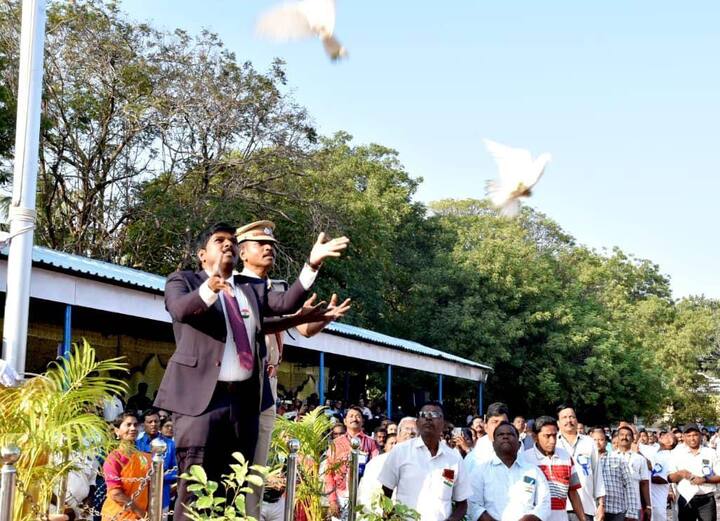 திருச்சி ஆயுதப்படை வளாகத்தில் 75 ஆவது குடியரசு தினத்தை ஒட்டி திருச்சி மாவட்ட ஆட்சியர் பிரதீப் குமார் தேசிய கொடி ஏற்றி, வெள்ளை புறாக்கள், வண்ணப் பலூன்கள் பறக்க விட்டார்