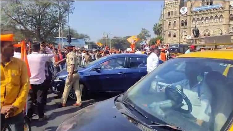 Start of panic in Mumbai Marathas picket in front of CSMT mumbai protestors on main road Maratha Protest in Mumbai : मुंबईत धडकी भरण्यास सुरवात; मराठ्यांचा सीएसएमटीसमोर चक्काजाम, आंदोलक मुख्य रस्त्यावर