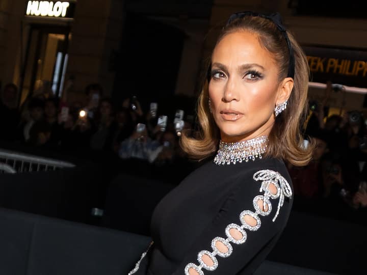 The black maxi dress had cut out sleeves featuring crystal borders. (Image Source: getty)