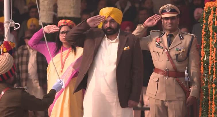 CM Bhagwant Singh Mann Celebrate Republic Day PAU Ground Ludhiana Republic Day: ਲੁਧਿਆਣਾ 'ਚ ਸੀਐਮ ਨੇ ਫਹਿਰਾਇਆ ਤਿਰੰਗ, ਸਟੇਜ ਤੋਂ ਕੇਂਦਰ 'ਤੇ ਨਿਸ਼ਾਨੇ, ਰੱਦ ਕੀਤੀਆਂ ਝਾਕੀਆਂ 'ਤੇ ਪੁੱਛੇ ਮੁੜ ਸਵਾਲ