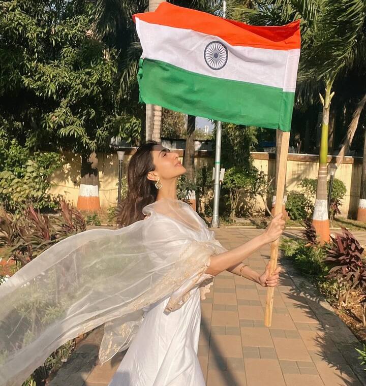 Vaani Kapoor: In this celebration of unity where every heart beats collectively for one nation & one dream , find a personal anthem of love, strength , resilience & courage . Here’s to our India holding pieces and memories of our stories & existence♥️ jai hind 🫡 🇮🇳