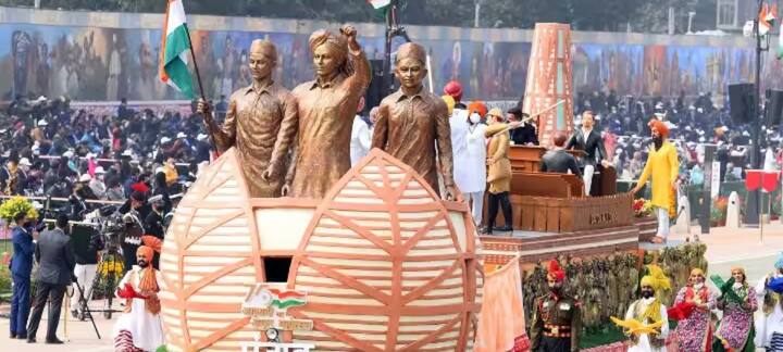 गणतंत्र दिवस परेड के झांकियों की तैयारियां पहले ही शुरू हो जाती हैं. इस दिन निकलने वाली झांकियों की तैयारी की जिम्मेदारी रक्षा मंत्रालय की होती है. रक्षा मंत्रालय द्वारा गठित एक्सपर्ट कमिटी तय करती है कि किस राज्य झांकी परेड में शामिल होगी.